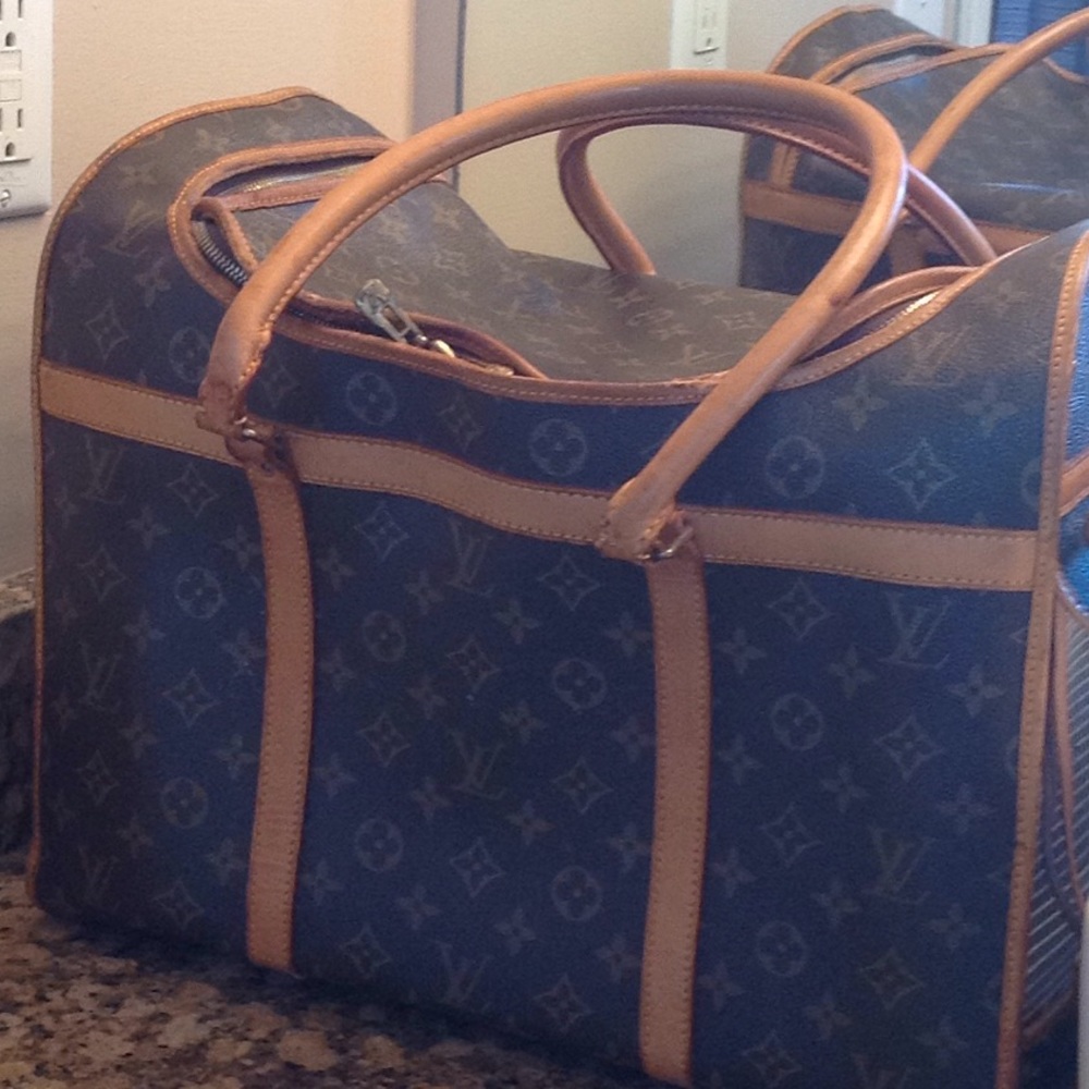 LV  Sac. Chief. Pet. Carrier